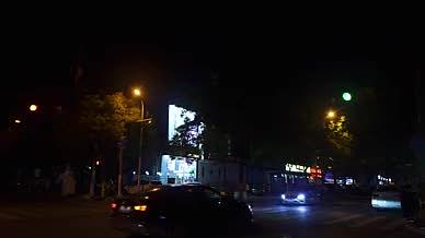 夜晚十字路口街头视频的预览图